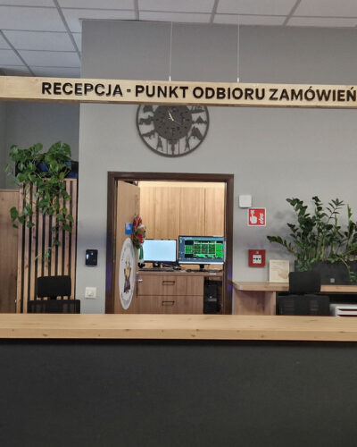 Napisy informacyjne nad recepcją